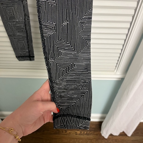 Lululemon black and white geometric pattern wonder under leggings. Size 4 - Picture 5 of 13
